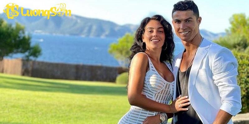 Bạn gái của CR7 gây ấn tượng với thân hình quyến rũ