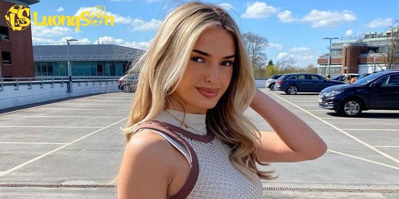Người mẫu Sasha Attwood đang hẹn hò với tiền vệ Man City