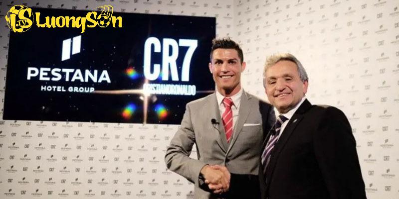 Cú bắt tay kinh điển của Ronaldo với đại gia ngành khách sạn